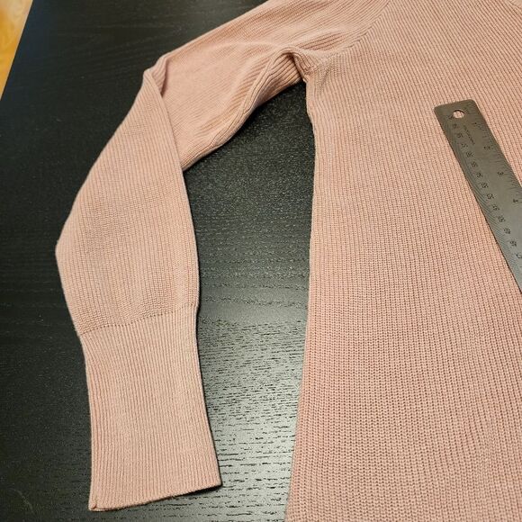 14th & Union Cold Shoulder V Neck Hi Low Long Sleeve Sweater - Picture 6 of 8